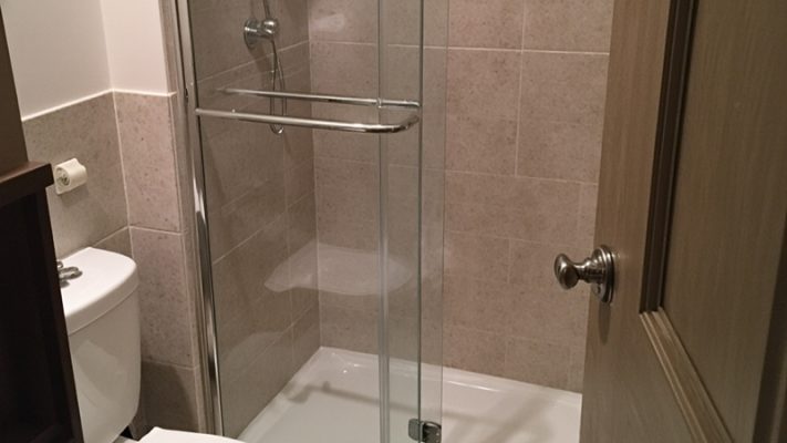 The Power of Baking Soda and Vinegar in Bathroom Cleaning