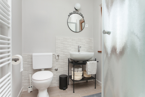 How To Creatively Decorate A Small Bathroom 1 How To Creatively Decorate A Small Bathroom